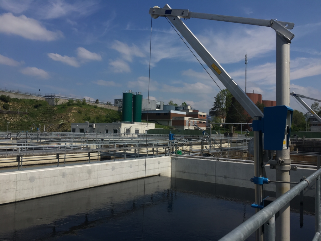 Uno specchio d'acqua in un impianto di trattamento delle acque reflue con un cielo azzurro.