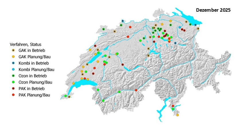 Karte der Schweiz mit den Standorten und dem Status der verschiedenen Einrichtungen im Dezember 2025, markiert durch farbige Punkte, die einer Legende auf der linken Seite entsprechen.