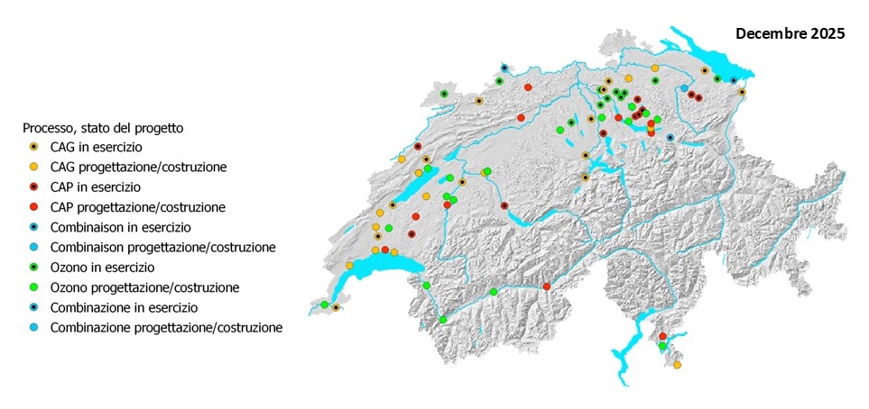 Karte der Schweiz mit farbigen Punkten, die den Projektstatus und den Projekttyp (z. B. in Betrieb oder in Planung) für verschiedene Prozesse anzeigen (Stand: Dezember 2025).